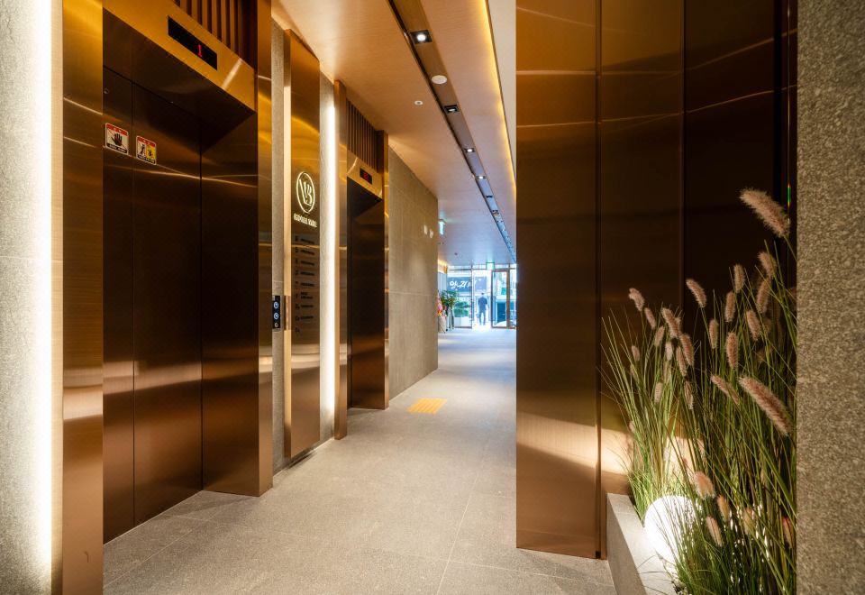 [거제도 고현 호텔 바이브의 모던한 로비 이미지]