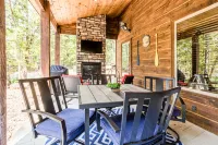 Stunning Cabin with Gas Fireplace and Hot Tub - Gorgeous Ample Retreat