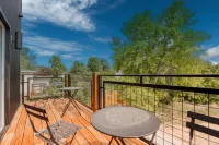 Spacious Living Area and Private Kitchen Retreat - Charming Getaway