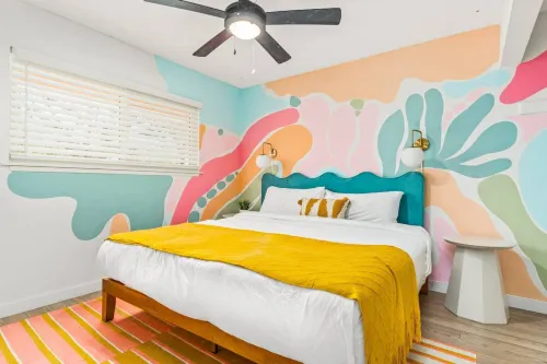 Funky Selfie Museum and Hot Tub Oasis - Captivating Retreat Hotel di Yucca Valley
