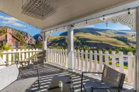 Breathtaking Mountain Views and Cozy Living Spaces - Charming Cottage Retreat