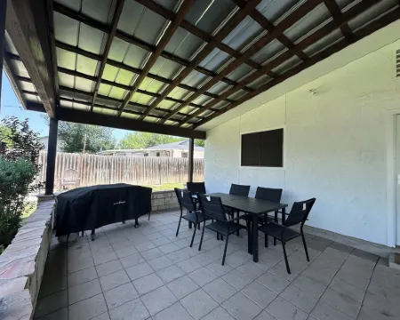Charming 4-bedroom house with AC, WiFi in enchanting Castroville Hotels in Medina County