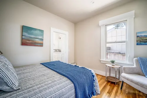 Golden Serenity - WiFi, Tranquil Retreat, Central Location