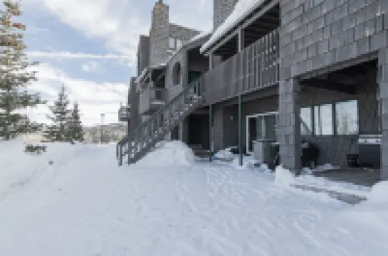 Cozy Kitchen and Entertainment - Charming Mountain Retreat