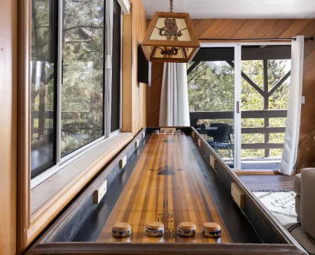 Scenic Deck with Mountain Views and Cozy Fireplace - Enchanting Escape Отели рядом с достопримечательностью «Church of the Woods»