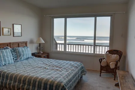 Oceanfront Views and Cozy Comfort - Charming Beach Retreat Отели в г. Нескауин