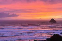 Remodeled home with multiple decks & ocean views - short walk to beach Hotel a Oceanside