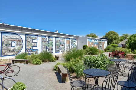 Charming Backyard Retreat with Fire Pit - Stylish Coastal Escape Отели рядом с достопримечательностью «Парк Си Вью»