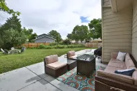 Projector, Foosball, Fenced Yard - Spacious Charming Retreat Hotels in Broomfield