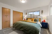 Charming Urban Retreat - WiFi, Restaurants, Local Shops