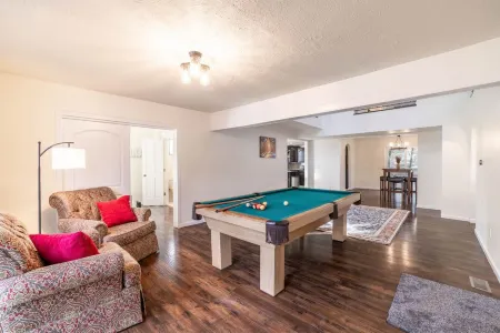 Spacious Retreat with Pickleball Court and Game Room - Inviting Oasis Отели рядом с достопримечательностью «Dr. Cher Jacobsen, MD»