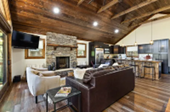 Scenic Views and Game Room Retreat - Exquisite Mountain Haven