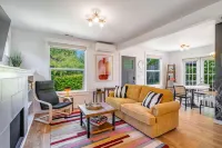 Gorgeous Outdoor Deck and Modern Amenities - Cozy Craftsman Hotels in Indianola