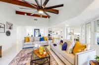 Peaceful mid-century escape with screened porch & lake access Hotels in Hudson Bend