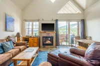 Ski-in/ski-out townhome with WiFi, W/D & private hot tub Hotels near Snowcrest Lodge