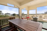 Private Pool and Tower Room Views - Stunning Coastal Oasis