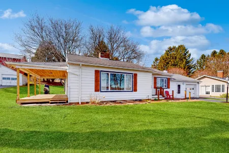 Moon Rise House on the Finger Lakes Отели в г. Флеминг