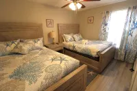 Heated Pool and Game Room - Charming Family Retreat فنادق في Crystal Beach