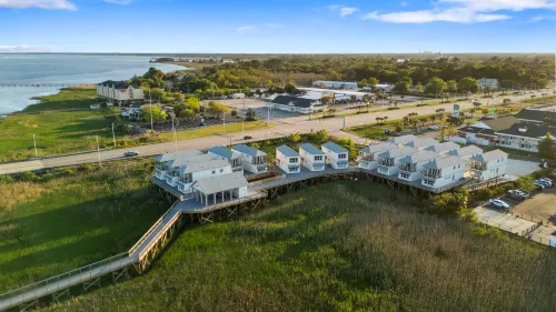 Luxurious Marina Access and Cozy Pool - Stunning Waterfront Retreat