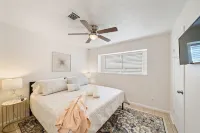 Covered Patio, Game Room and Convenient Amenities - Stylish Retreat Hotel a Pasadena
