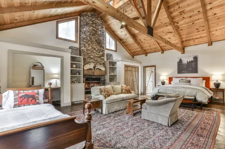 Stunning Mountain Views and Cozy Outdoor Spaces - Inviting Lodge Retreat