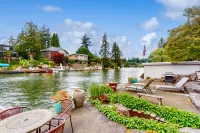 Delightful Retreat with Water Views, Fast WiFi, Gas Grill, & Furnished Patio Hotels in Lake Oswego