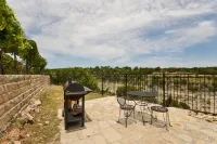 Vineyard Haus (Both Sides of a Duplex) w/Boat Dock on Lake Travis Hotels in Hudson Bend