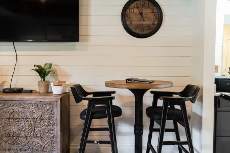 Private Patio and Jacuzzi Tub Near Golf Course - Elegant Retreat Отели рядом с достопримечательностью «TITANIC Museum Attraction»