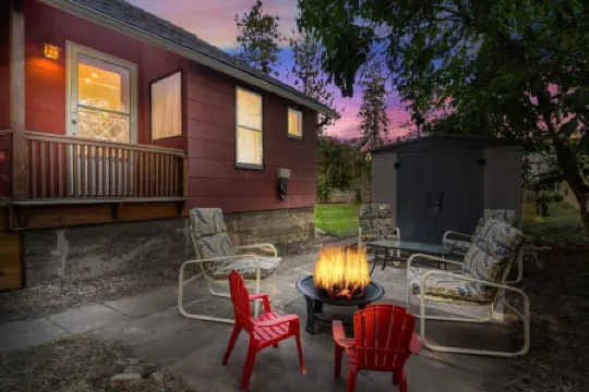 Charming Vintage Oasis with Cozy Living Space - Delightful Getaway