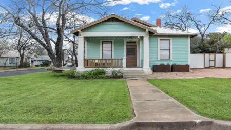 Private Hot Tub and Walking Distance to Shops - Charming Art-Inspired Studio