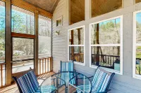 Lovely riverfront cabin in secluded setting w/ private hot tub, deck, & firepit Hôtels à : Comte de Fannin