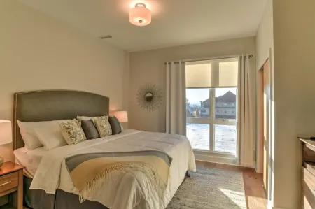 Spacious Sunset View and Secure Access - Inviting Coastal Retreat