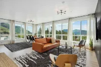 One-bedroom honeymoon penthouse, Mt Hood views, downtown White Salmon, suite 16