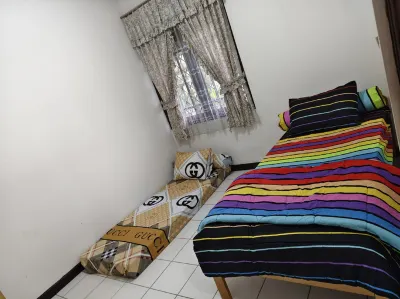 Villa Bougenville 1 Blok A12 Hotel di Palasari