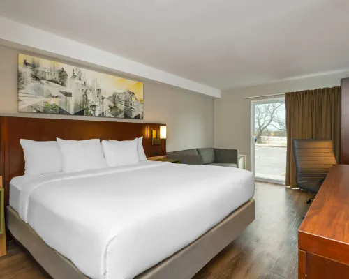 Comfort Inn Hotels near Ottawa Train Station