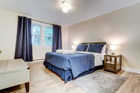 Chic Retreat - Plush Kitchen, Spacious Living, Urban Escape