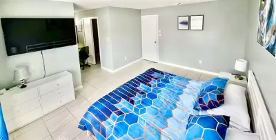 Community Pool and Tennis Court - Charming Family Haven Hotels in Downtown Kissimmee