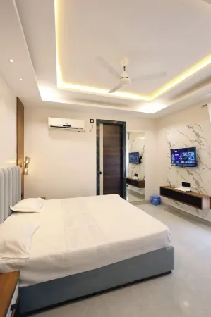 Hotel RGS Crystal Отели рядом с достопримечательностью «Moti Jheel»