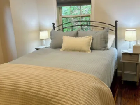 Remodeled Newfound Lake - home w/ water views sleeps 10- close to ski mountains! Hotels in Bristol