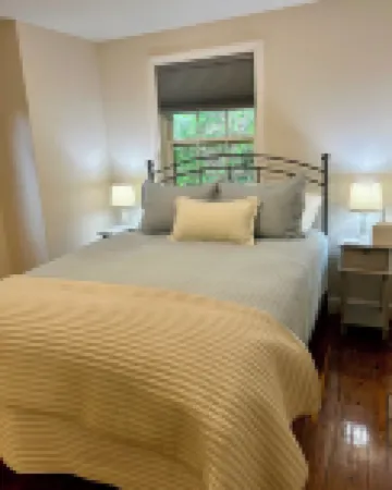 Remodeled Newfound Lake - home w/ water views sleeps 10- close to ski mountains!