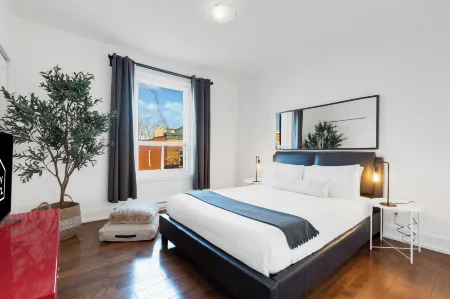 LIV Mtl Chic Отели рядом с достопримечательностью «Парк олимпик де Монреаль»