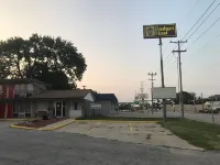 Budget Host Village Inn - parking