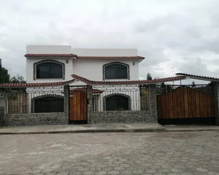 Danadri Houses, Like at Home โรงแรมในRiobamba