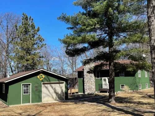 Peaceful home on quiet lake – year round fun!