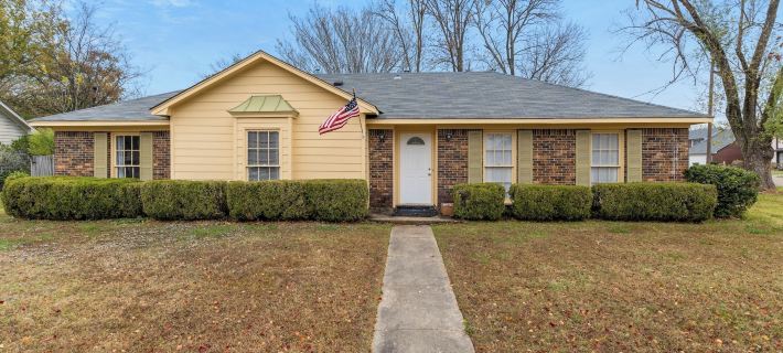 Large Fenced Yard Near Midtown- Shamrock Stay Hotels in Montgomery