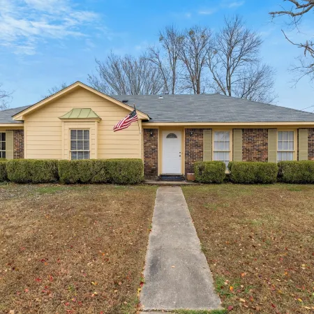 Large Fenced Yard Near Midtown- Shamrock Stay