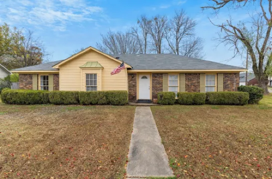 Large Fenced Yard Near Midtown- Shamrock Stay