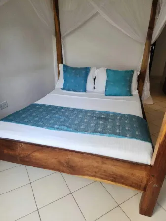 Lux Suites Diani Airstrip Villas Отели рядом с достопримечательностью «Chillspot Nirvana backpackers and bar and grill»