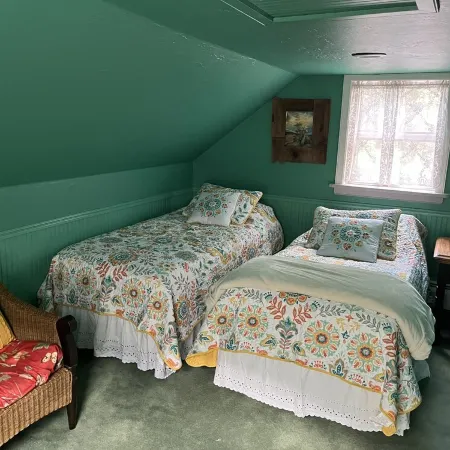 Cozy1890's Bungalow in Historic Georgetown. Ski Nearby.