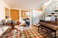 Luxury Duplex - Sleeps 2 - Hot Tub - Parking